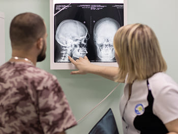 врачи смотрят на рентген
